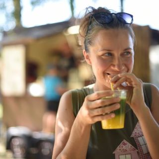 Matcha Orange... Jeden z energetických nakopávačov v našej letnej čajovej a kávovej ponuke. Takmer každý nápoj u nás...